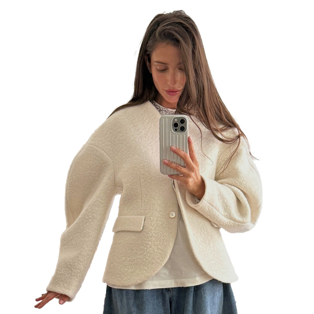 Veste en boucle tendance pour femmes avec épaules tombantes et fermeture par bouton Chic & Stil