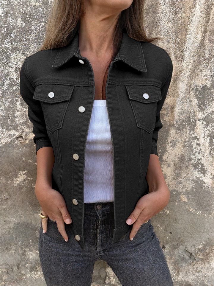 Veste en denim pour femmes au style moderne avec des poches poitrine pratiques Chic & Stil