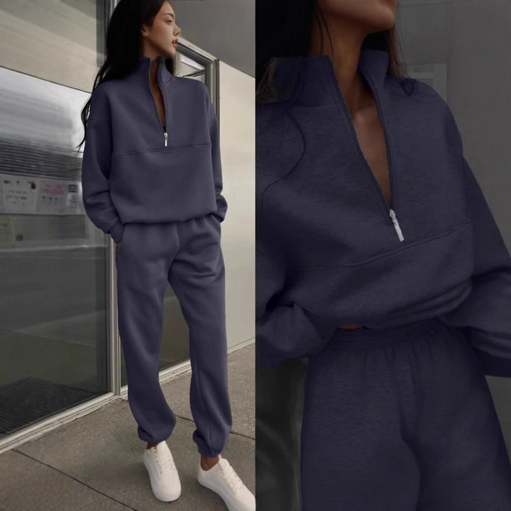 Women's sweatshirt and jogging pants set with modern stand-up collar Chic & Stil