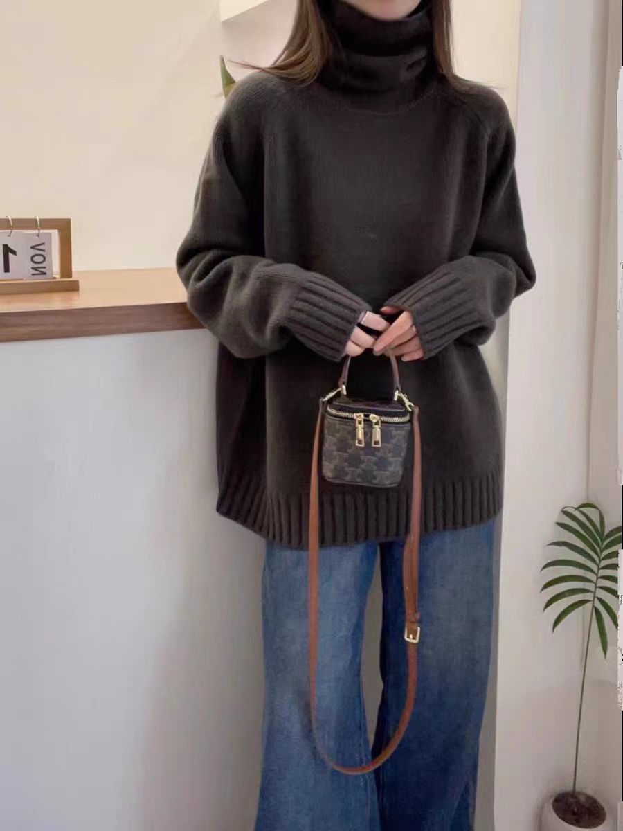 Pull en tricot épais pour femmes avec col montant et fentes sur les côtés Chic & Stil