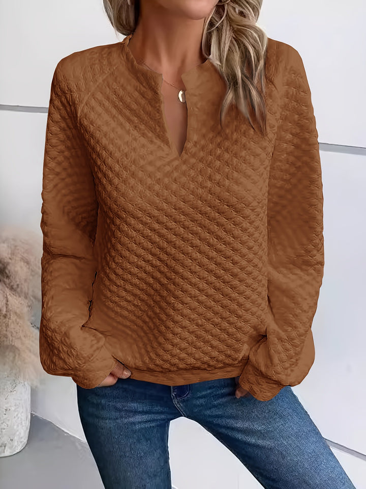 Sweat-shirt pour femmes avec design matelassé texturé et décolleté à la mode Chic & Stil
