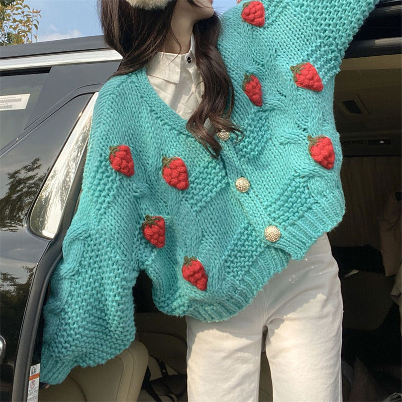 Cardigan en maille épaisse pour femmes avec de jolies appliqués de fleurs et des boutons dorés Chic & Stil