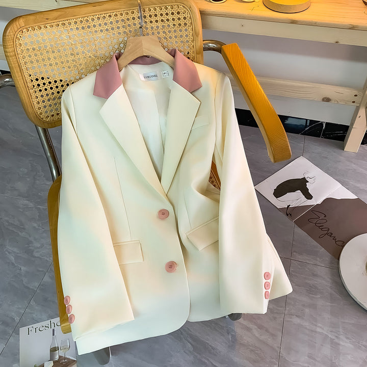 Blazer féminin stylé avec col élégant et détails de boutons spéciaux Chic & Stil