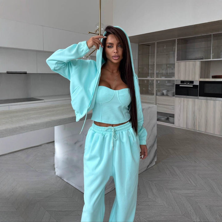 Lune London sporty-elegant lounge set for women with a cropped top and wide pants