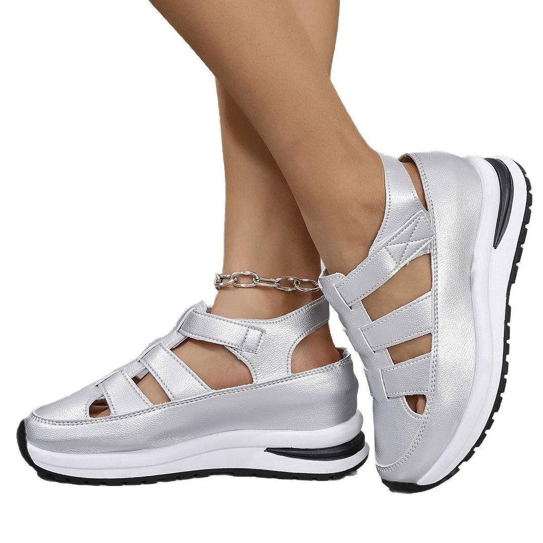Comfortable sandals for women with fashionable crisscross straps and a breathable upper material Lune London.