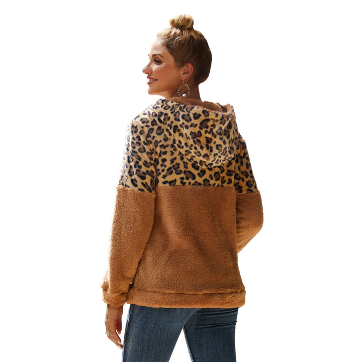 Comfortable hoodie for women with an exciting leopard pattern and kangaroo pocket Lune London
