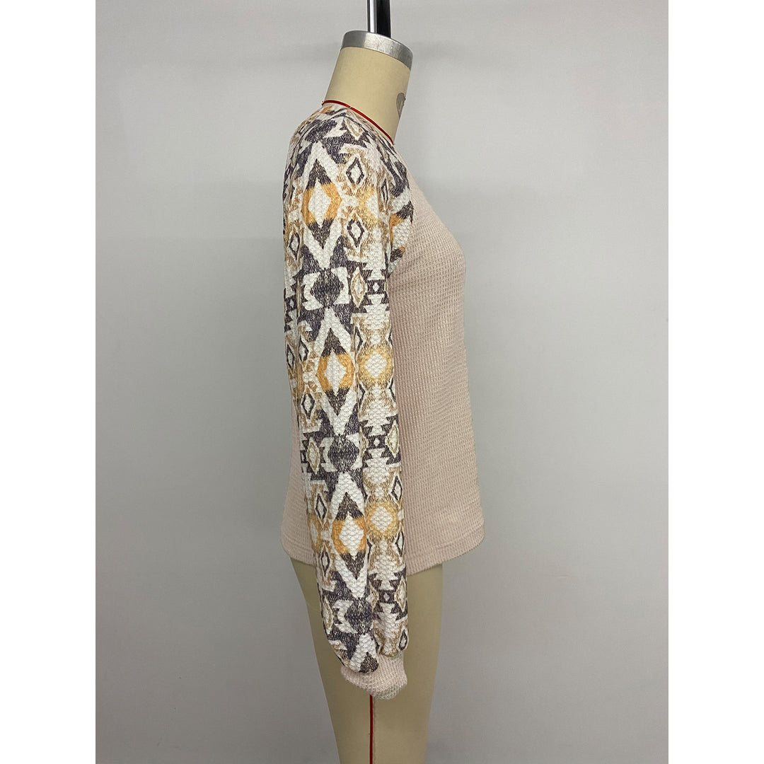 Knitted sweater for women with modern raglan sleeves and a floral pattern Lune London