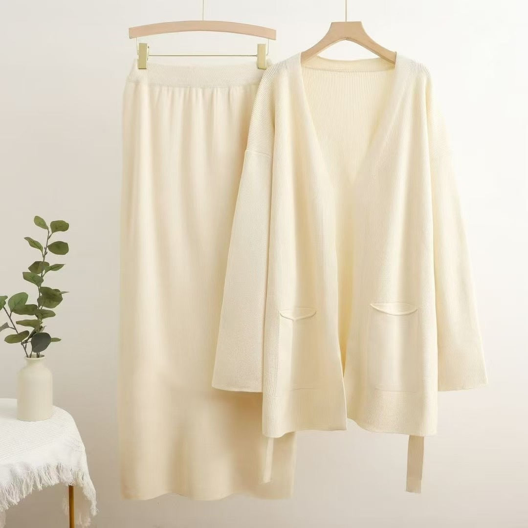 Lune London casual knit set for women with deep V-neck and practical pockets