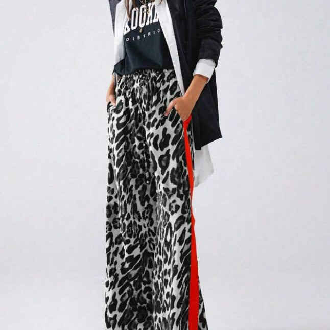 Wide women's pants with trendy leopard print and contrasting stripe details – chic and stylish