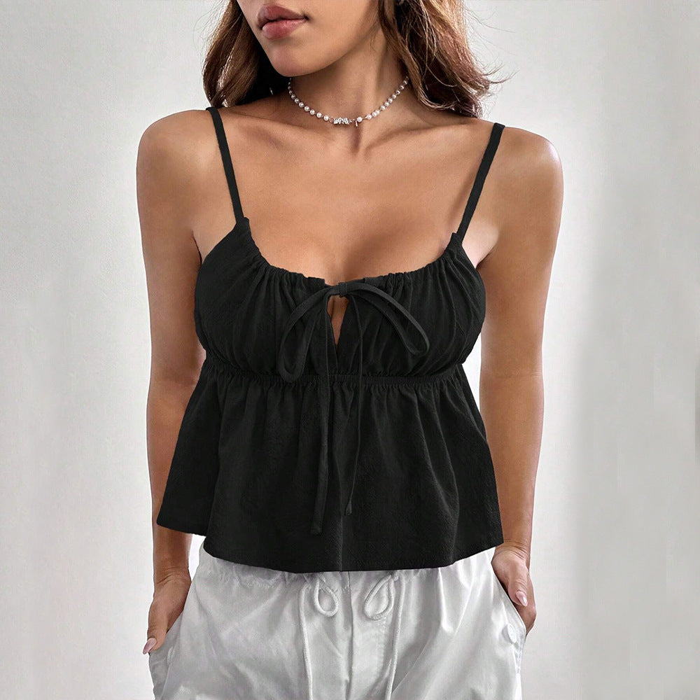 Short top for women with a loose fit and decorative laced detail Chic & Stil