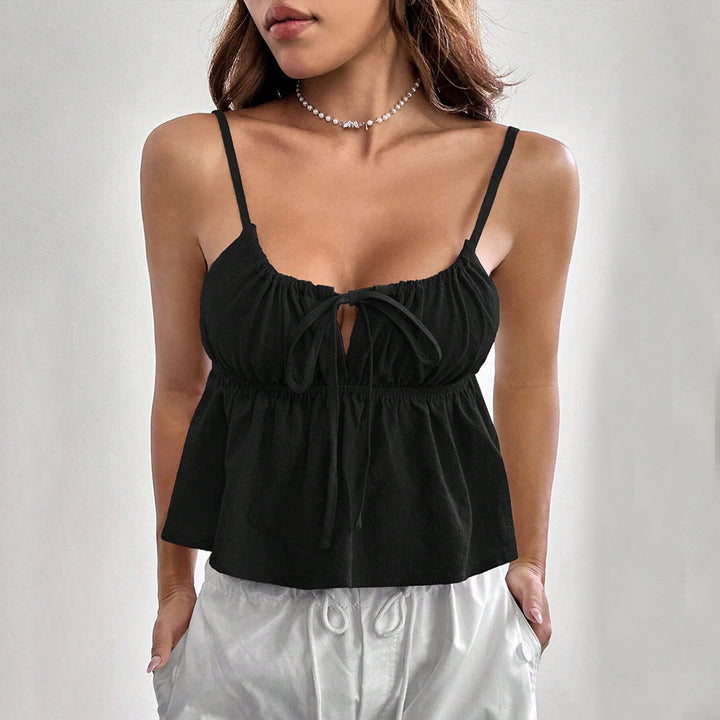 Short top for women with a loose fit and decorative laced detail Chic & Stil