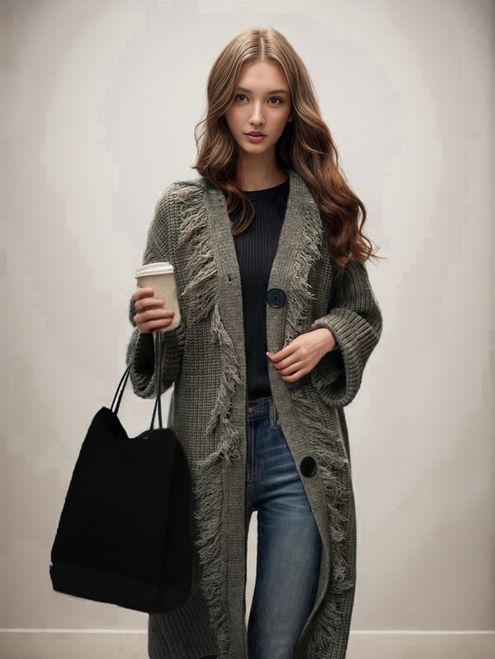 Cardigan en maille épaisse pour femmes avec des détails frangés et une grande ornementation de bouton Chic & Stil