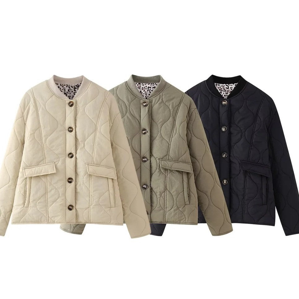 Quilted transitional jacket for women with practical pockets and round collar Lune London