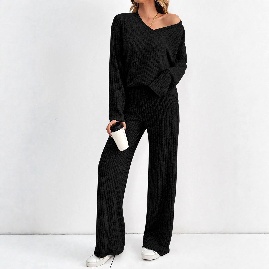 Ladies comfortable lounge set with V-neck and loose fit Lune London