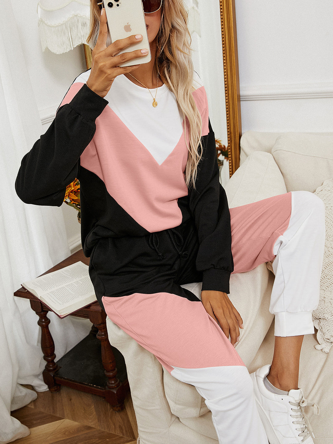 Chic and Stylish Color Block Design Women's Sports Leisure Set