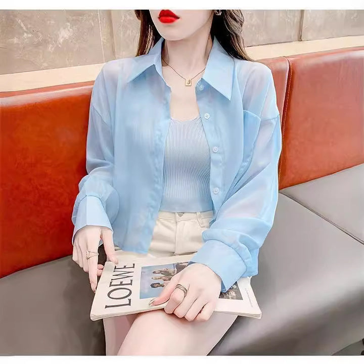 Blouse transparente pour femmes avec un délicat col en V et de fins détails en rib Chic & Stil