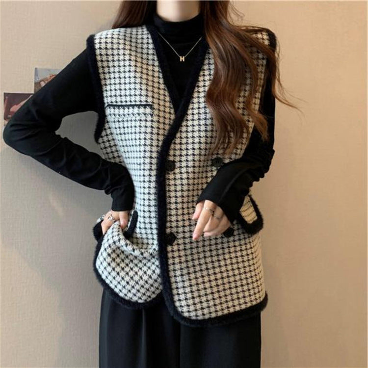 Ladies elegant knitted vest with checkered pattern Lune London