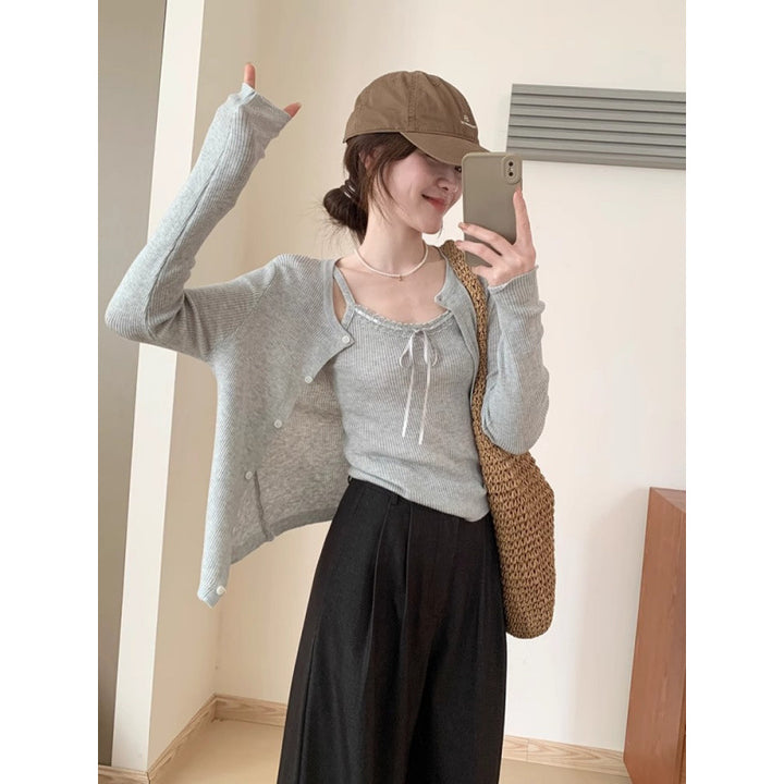 Cardigan décontracté pour femmes avec des détails de boutons à la mode et des manches allongées Chic & Stil