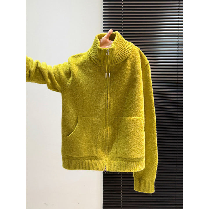 Cardigan thermique pour femmes avec col haut et deux poches pratiques.
