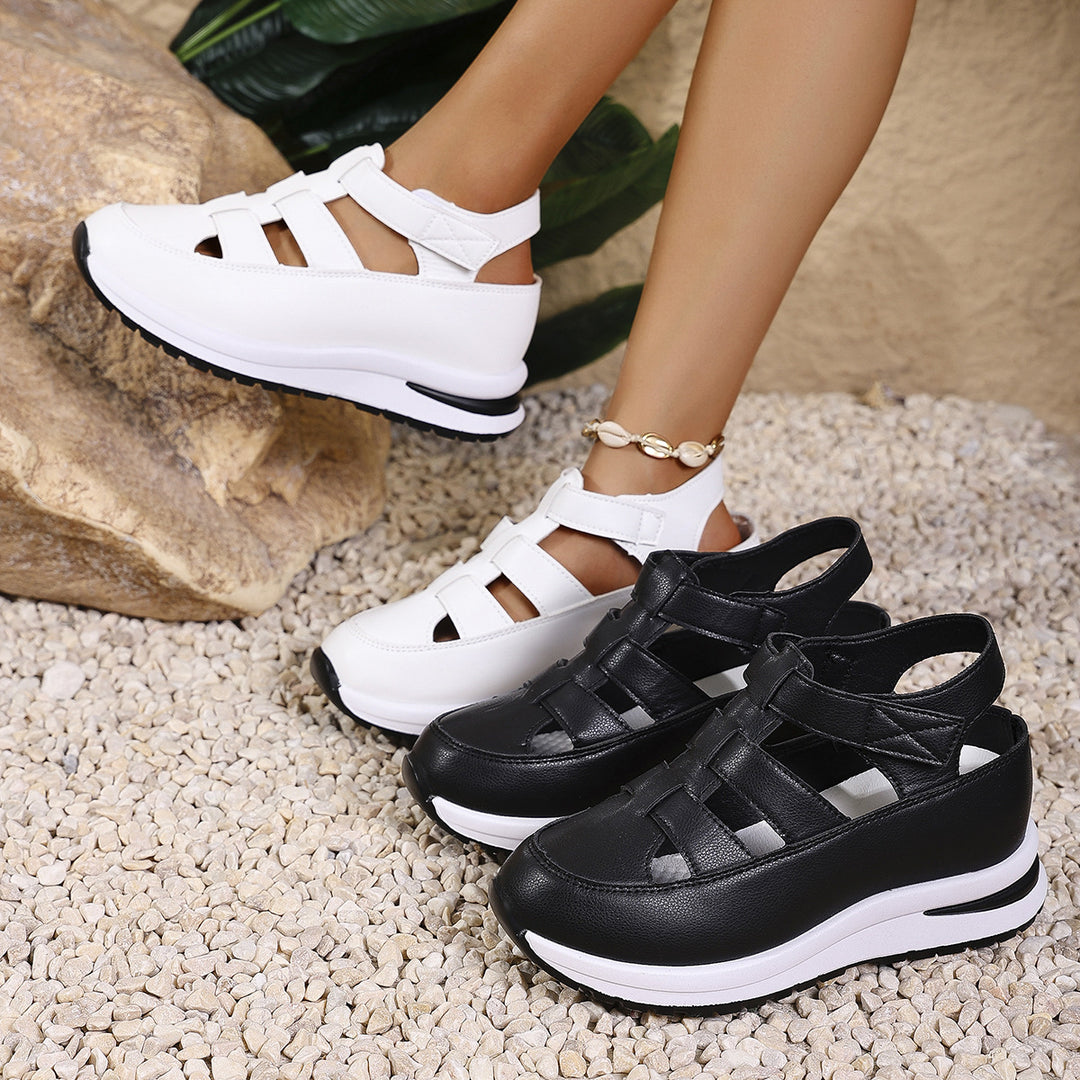 Comfortable sandals for women with fashionable crisscross straps and a breathable upper material Lune London.