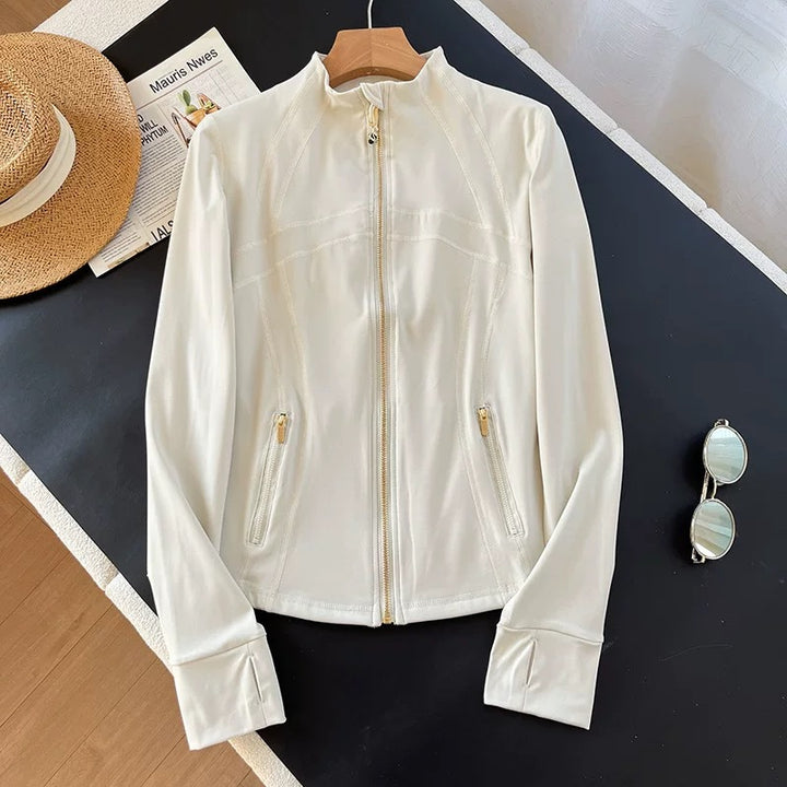 Veste de sport élégante pour femmes avec col haut et fermeture éclair innovante Chic & Stil