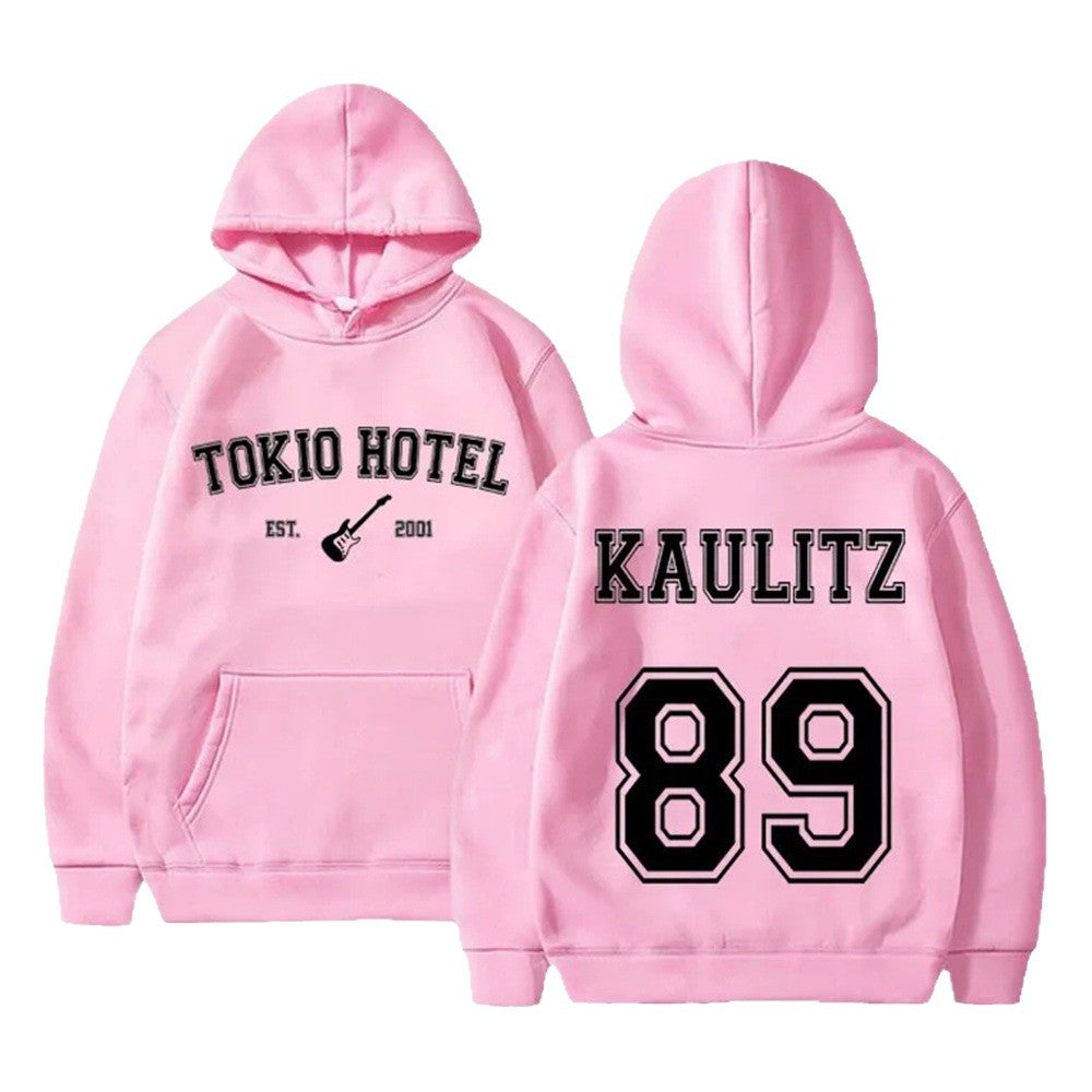 Women's hoodie with modern band design and comfortable fit Chic & Stil