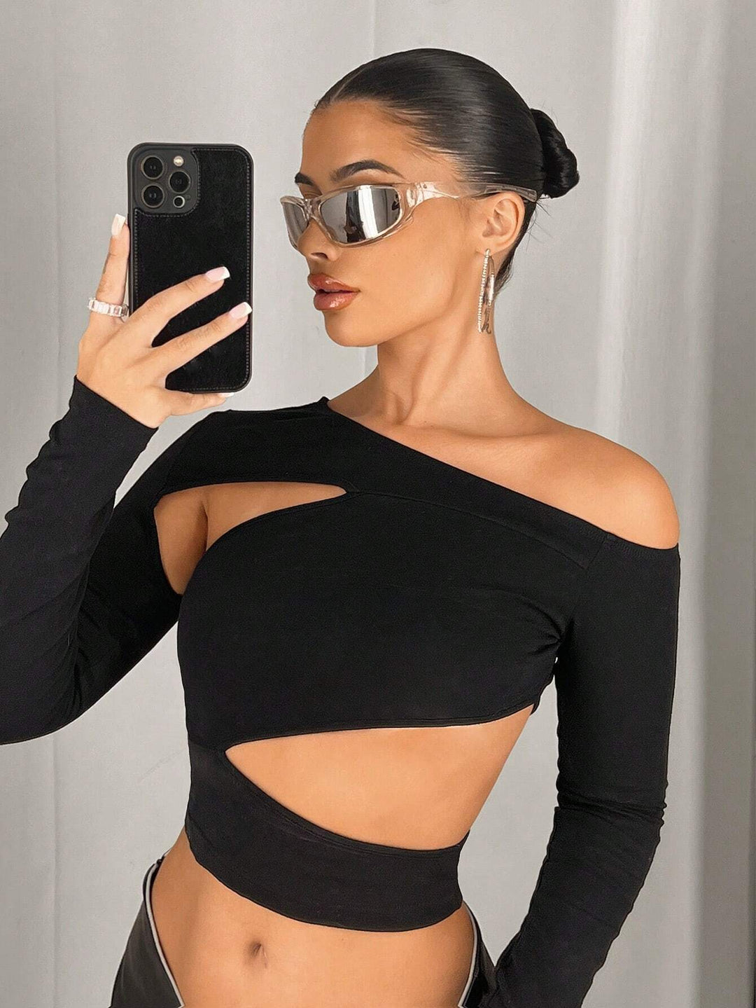 Asymmetrical crop top for women with cut-out details Chic & Stil