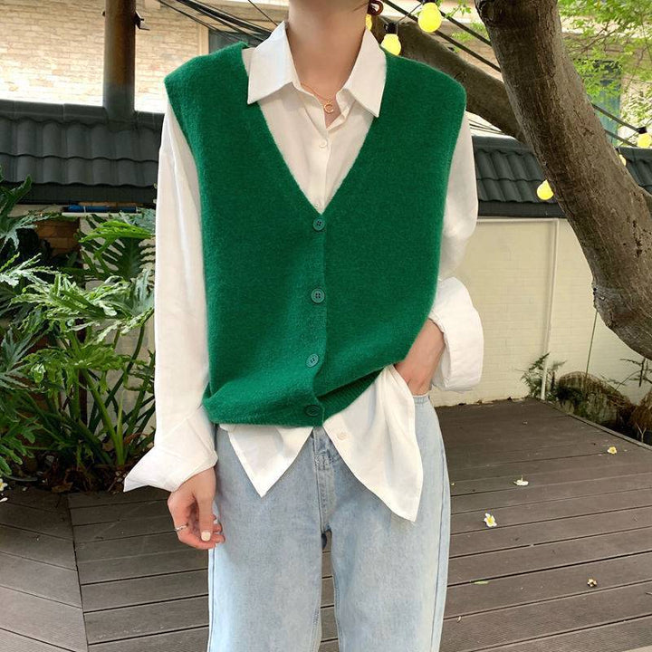 Gilet en tricot pour femmes avec un élégant col en V et fermeture à boutons Chic & Stil