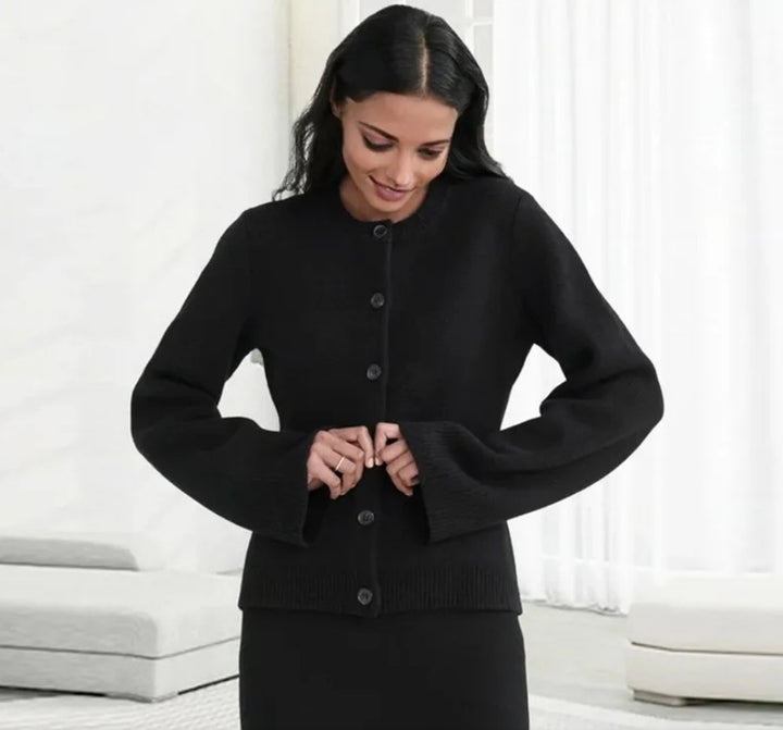 Women Elegant knitted cardigan with a loose fit and chic button details