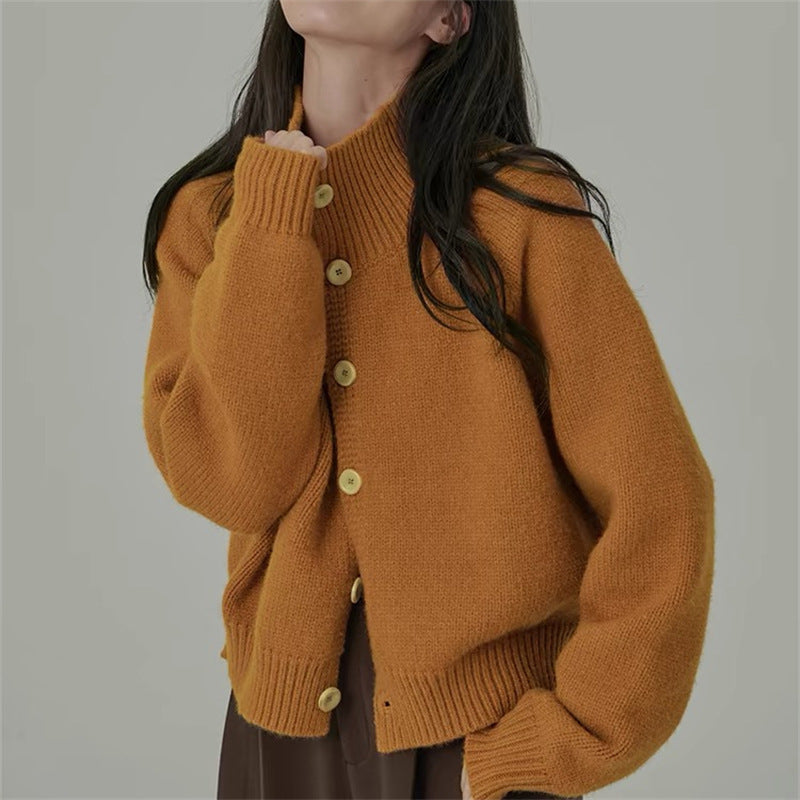 Cardigan pour femmes avec col haut et grands boutons en bois Chic & Stil
