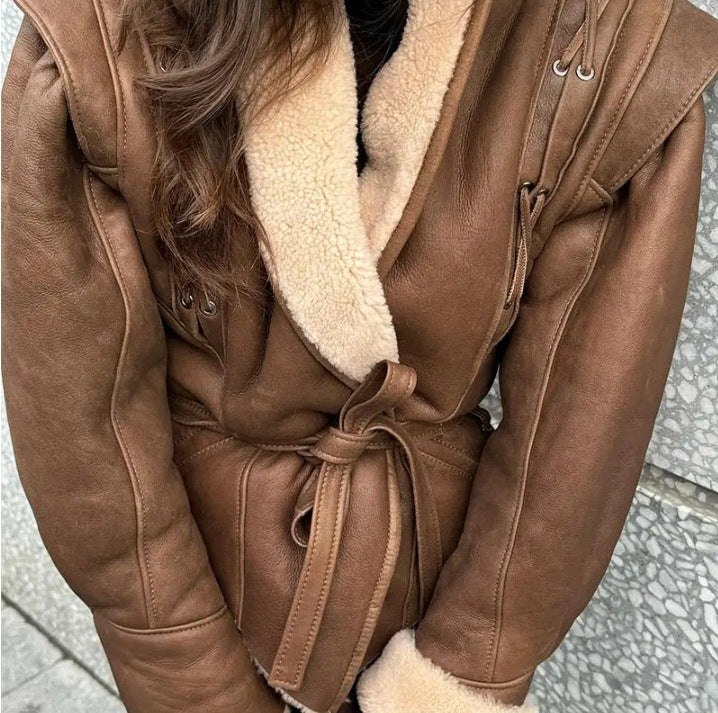 Trendy faux leather jacket for women with luxurious faux fur collar and stylish waist Lune London