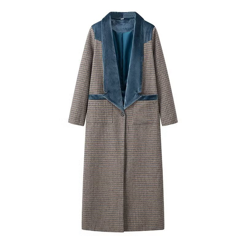 Elegant long jacket for women with a fine check pattern and a fluffy collar Lune London