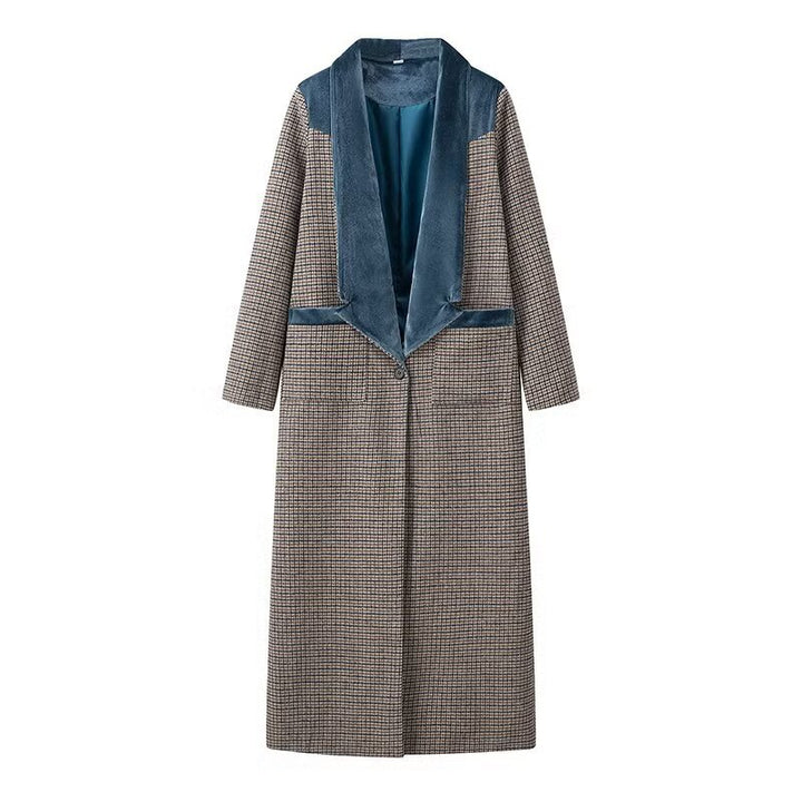 Elegant long jacket for women with a fine check pattern and a fluffy collar Lune London