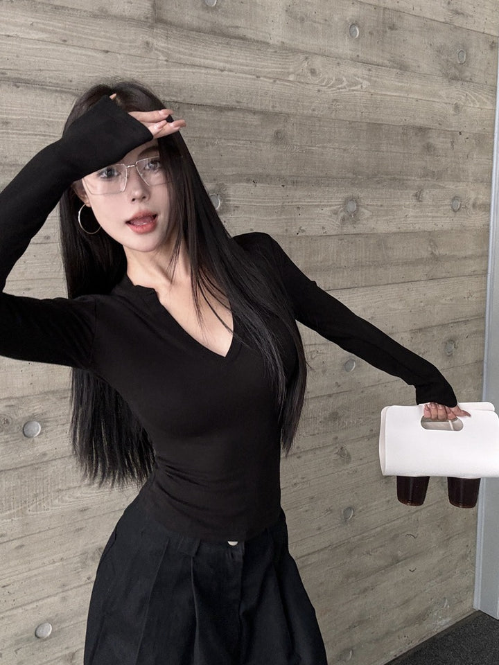 Women's long sleeve shirt with V-neckline and fitted silhouette Chic & Stil