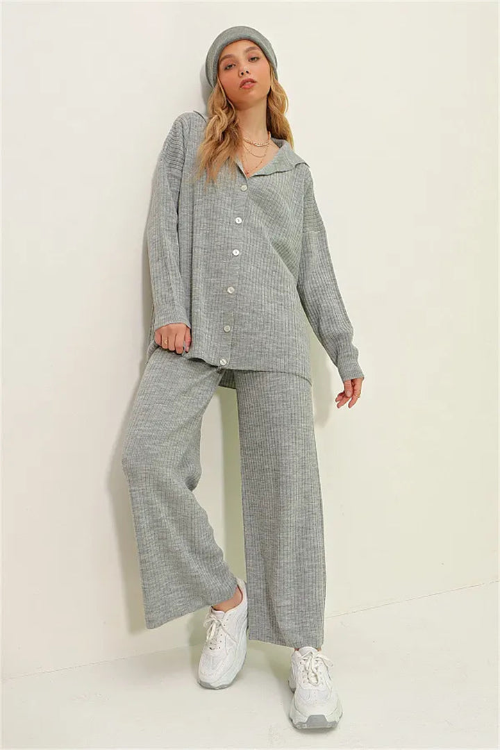 Casual outfit for women with a comfortable fit and button details Lune London