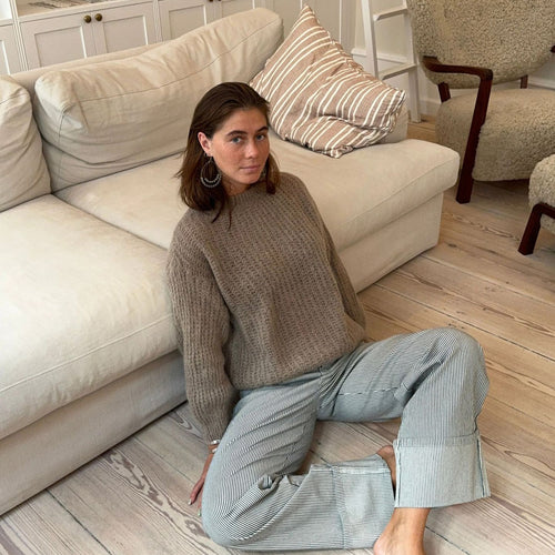 Knitted sweater for women with a trendy embossed pattern and a casual fit Lune London