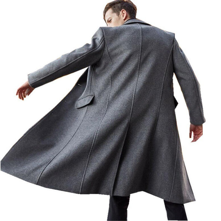 Elegant wool coat for men with a classic design featuring a deep lapel Lune London