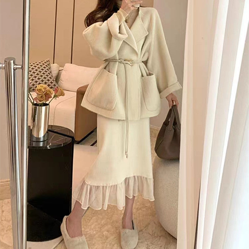 Cardigan féminin à la mode avec boutons et ourlet à volants Chic & Stil