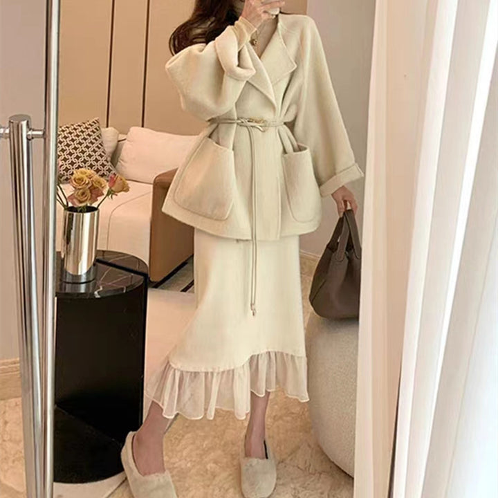 Cardigan féminin à la mode avec boutons et ourlet à volants Chic & Stil