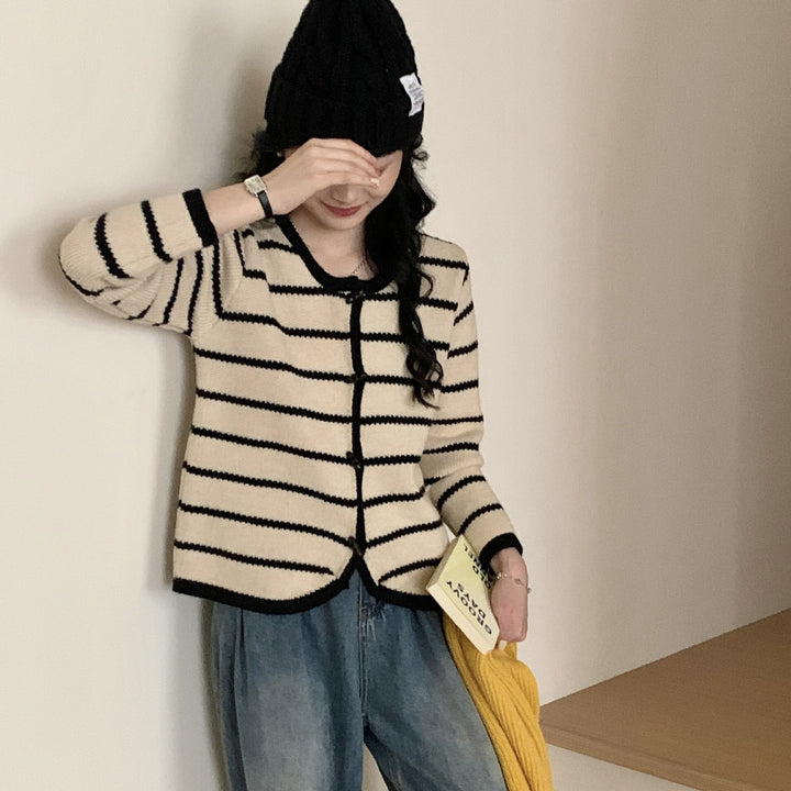 Gilet pour femmes avec motif rayé maritime et grands boutons Chic & Stil
