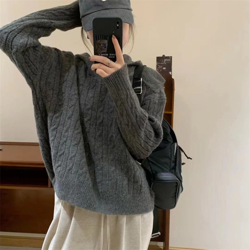 Pull tricoté confortable pour femmes avec capuche et motif en cable Chic & Stil