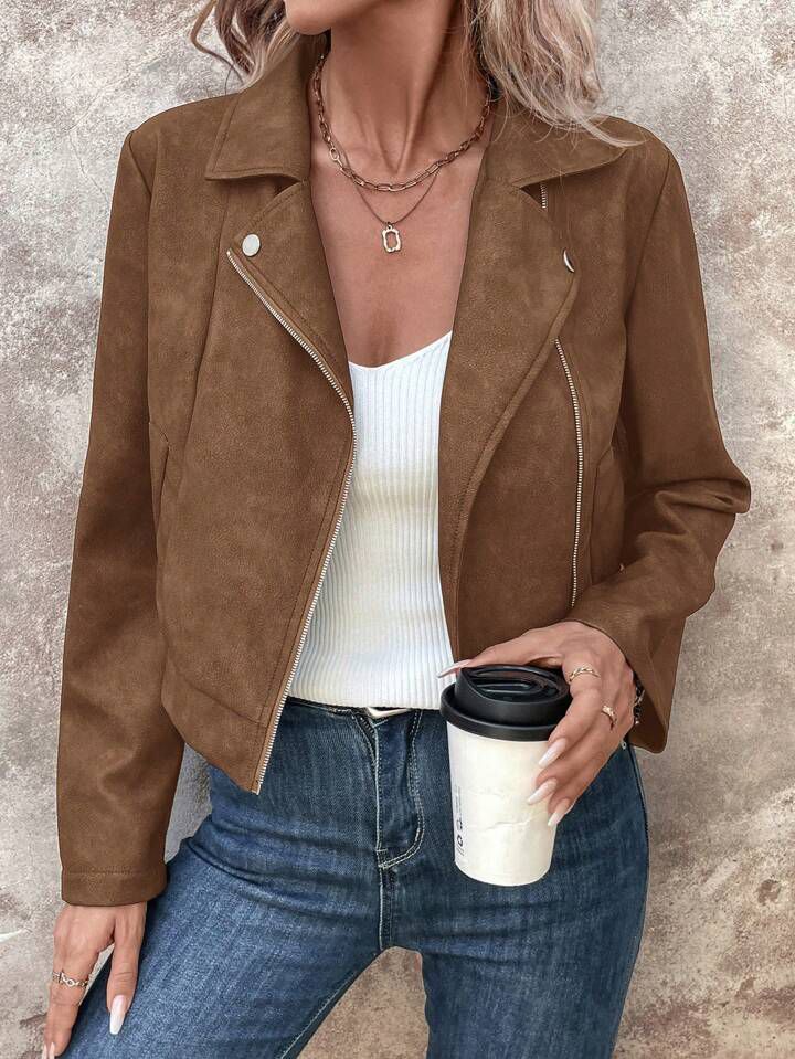 Veste de biker en simili cuir décontractée pour femmes avec une coupe moderne et des accents élégants Chic & Stil