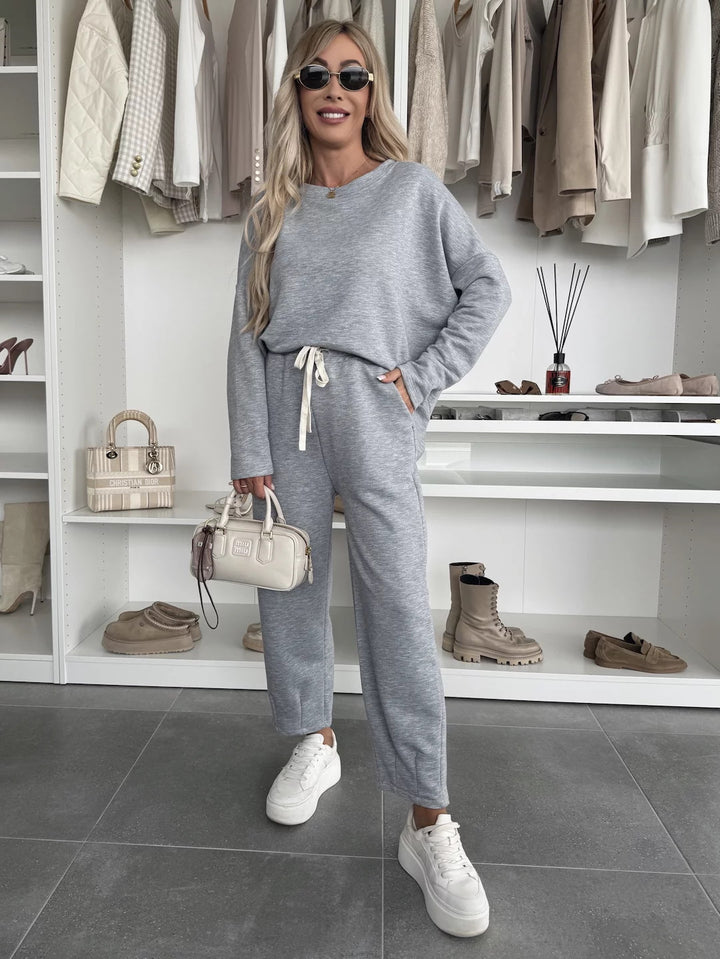 Women’s loungewear set with comfortable elastic waistband and modern sweatshirt