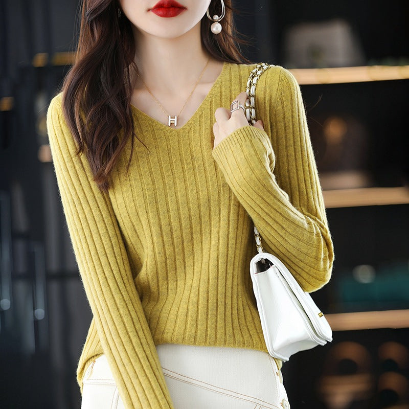 Pull femme en maille avec une structure à côtes fines et décolleté en V