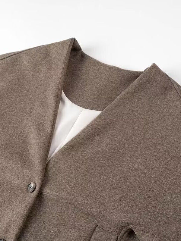 Modern blazer jacket for women with an elegant cut and chic pockets