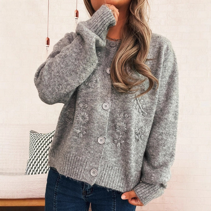 Cardigan en tricot ample pour femmes avec des appliques florales et des détails de boutons Chic & Stil