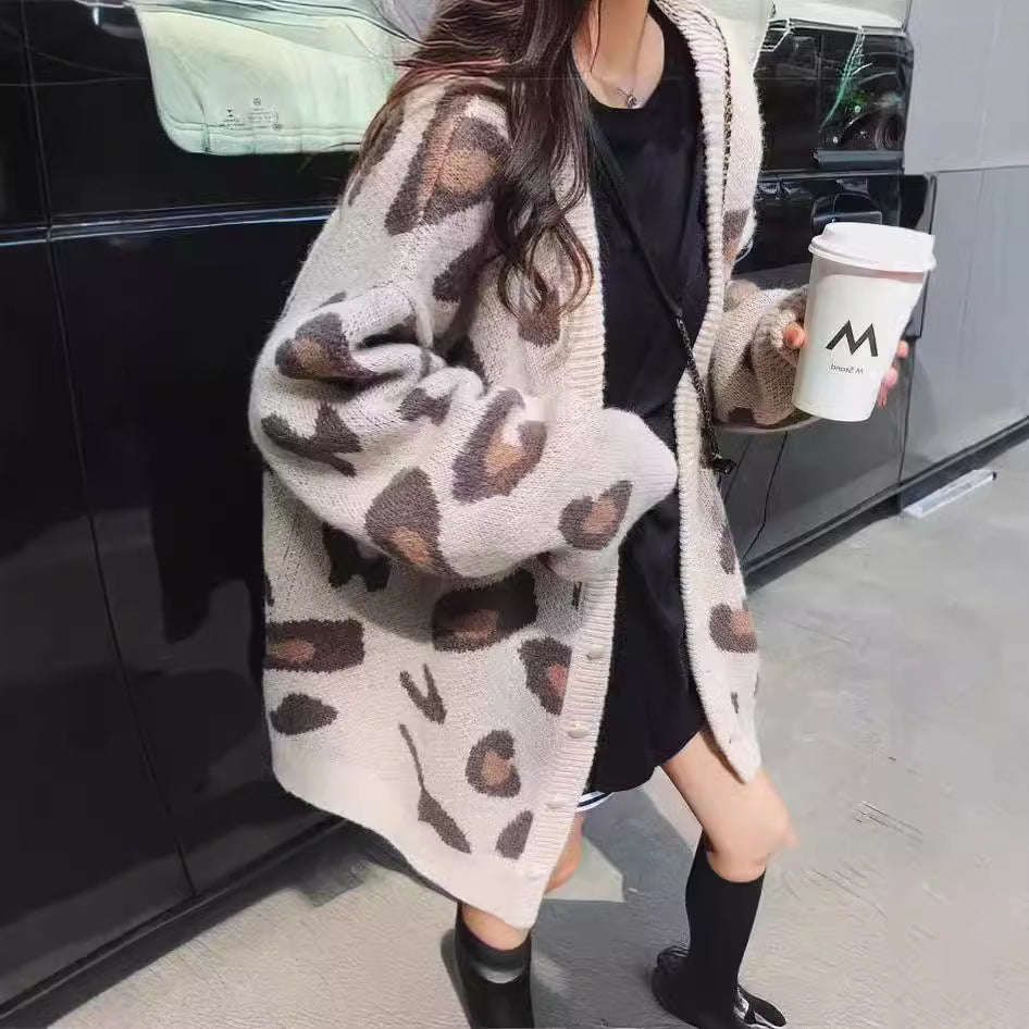 Knitted cardigan for women with a striking leopard pattern and a generous fit Lune London