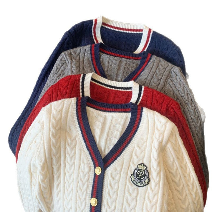 Cardigan pour femmes en tricot épais avec des boutons décoratifs et un motif à rayures sportives Chic & Stil