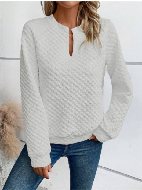 Sweat-shirt pour femmes avec design matelassé texturé et décolleté à la mode Chic & Stil