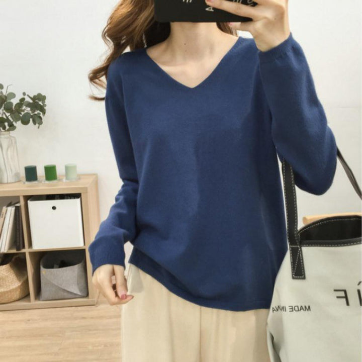 Pull féminin à col en V avec une coupe décontractée et des matériaux doux Chic & Stil